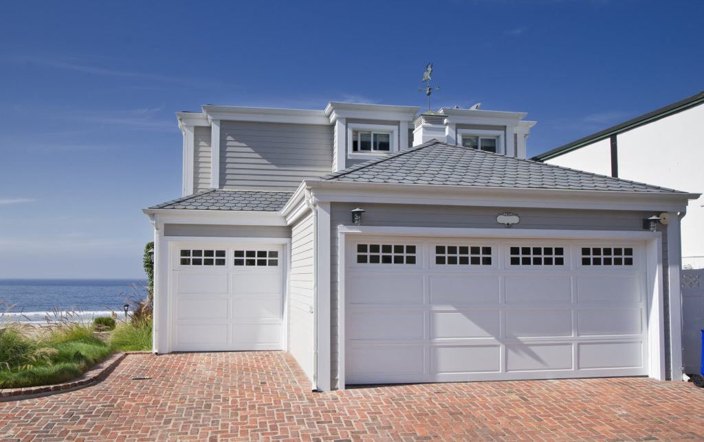8 FEATURES TO LOOK FOR IN A BEACHFRONT HOME IN SUMMER 2023